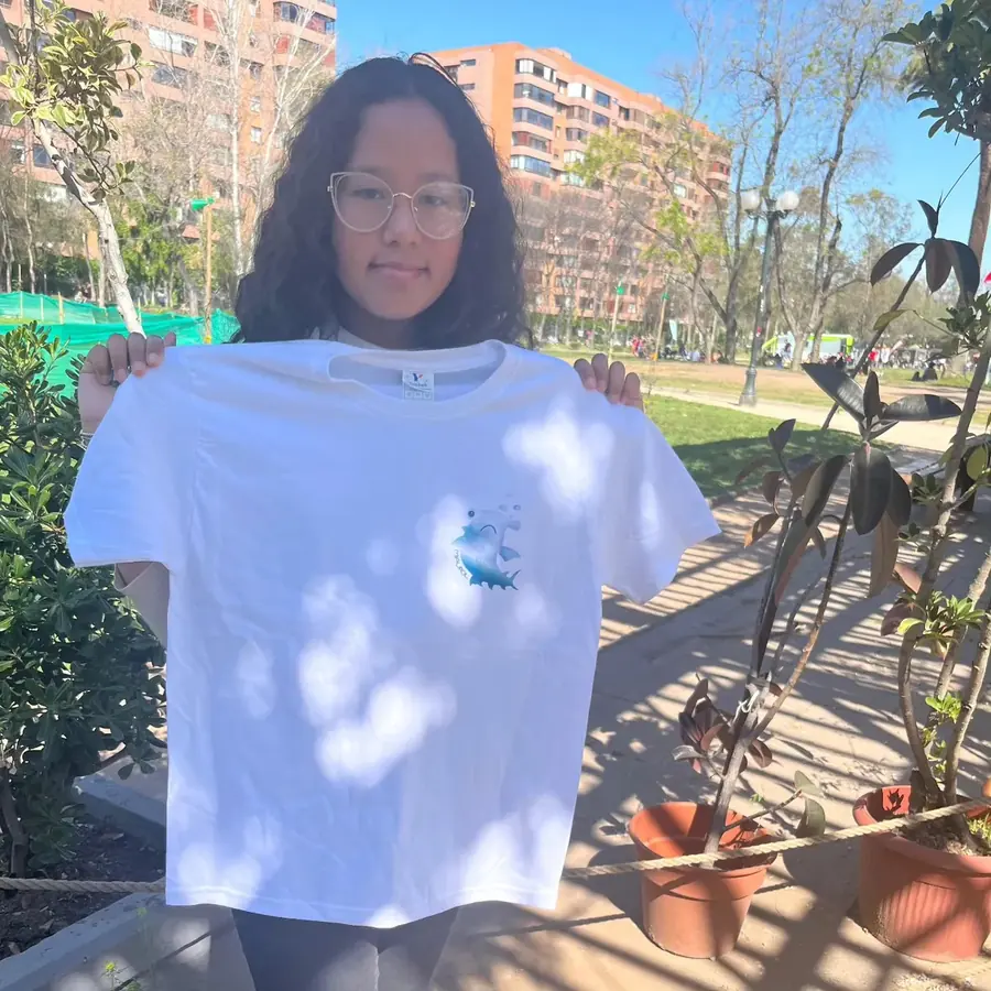 Niña mostrando el proyecto creativo que desarrolló
