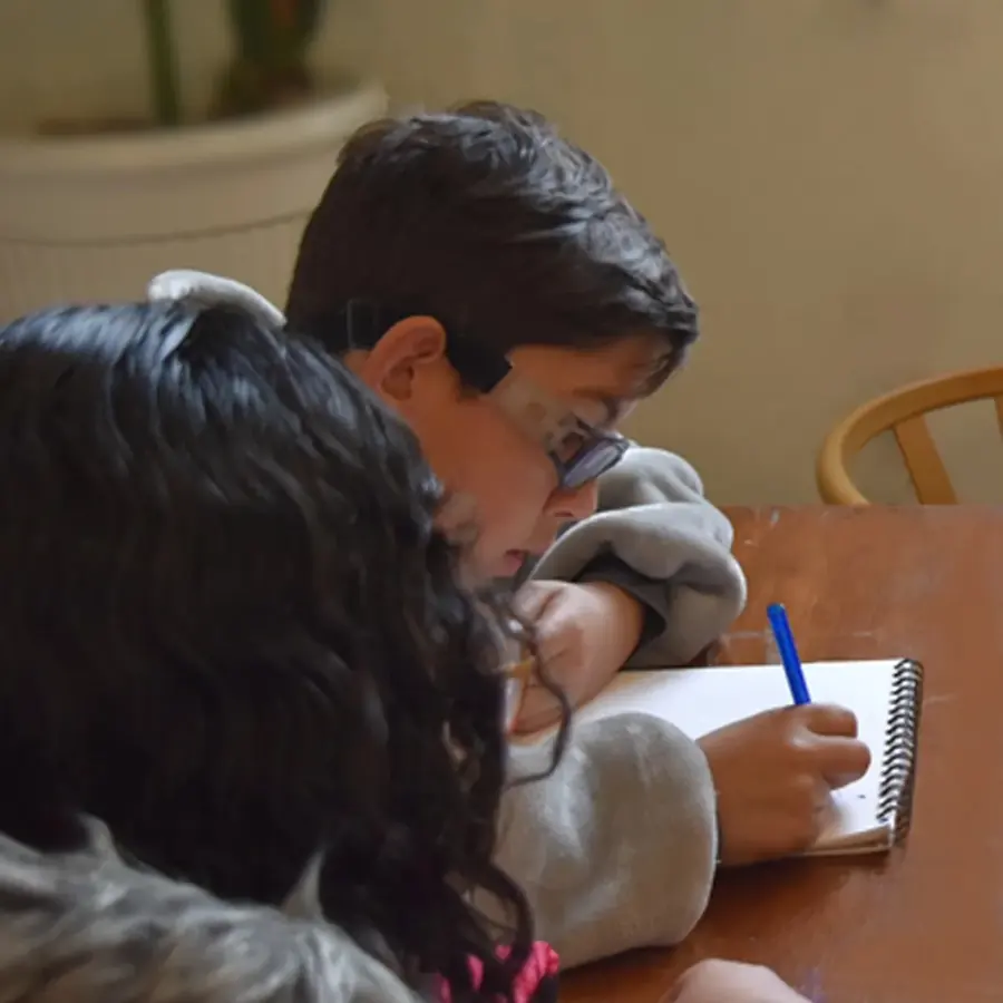 Niños concentrados desarrollando una actividad durante un taller de Lo Ingenio